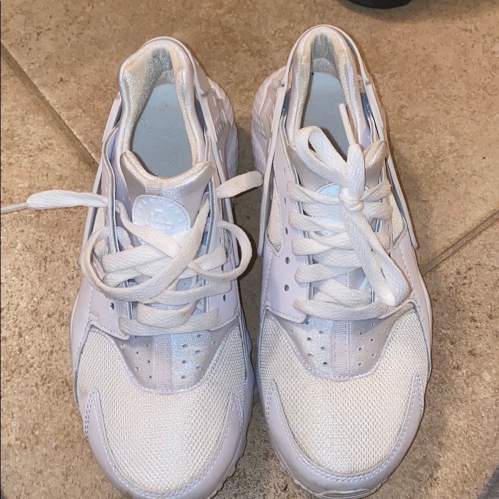 white nike air huraches